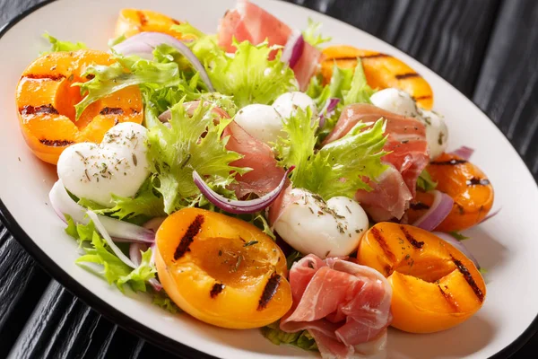 Salade diététique facile avec mozzarella, prosciutto, abricots grillés — Photo