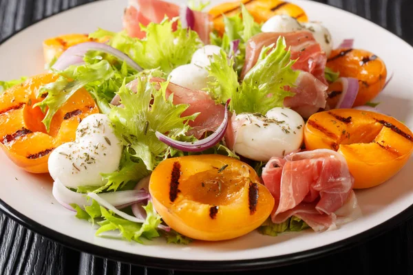Salade italienne à la mozzarella, prosciutto, abricots grillés, rouge — Photo