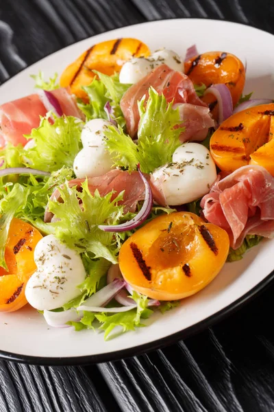 Délicieuse salade romantique avec mozzarella, jambon, abricot grillé a — Photo