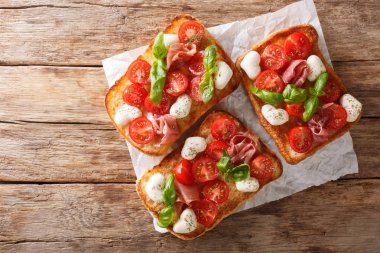 Mozzarella, domates, prosciutto ve bas ile lezzetli ciabatta