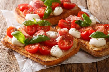 Mozzarella, domates, jambon ve fesleğen clo ile Ciabatta sandviç
