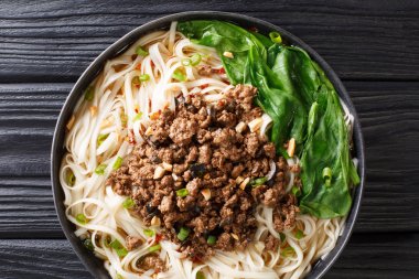 Kıyma ile geleneksel Çin Sichuan Dan Dan Noodles ve