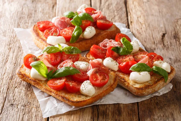 Tostadas de verano Ciabatta con mozzarella, tomates, jamón y albahaca —  Fotos de Stock