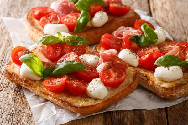 Ciabatta sandwiches with mozzarella, tomatoes, ham and basil clo — Stock Photo, Image