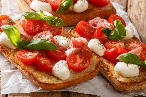 Läckra ciabatta med mozzarella, tomater, prosciutto och bas — Stockfoto