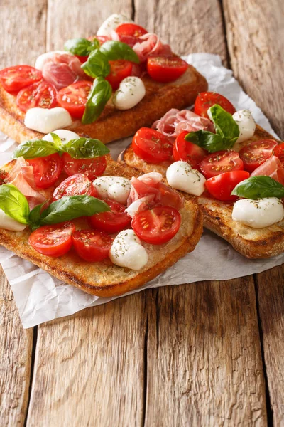 Italian sandwiches with mozzarella, tomatoes, prosciutto and bas — Stock Photo, Image