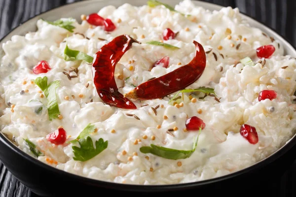 El arroz con cuajada se puede preparar con arroz al vapor y cuajada simple o wi —  Fotos de Stock