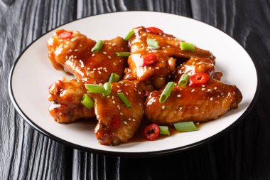 Teriyaki soslu clo ile lezzetli pişmiş tavuk kanatları tarifi