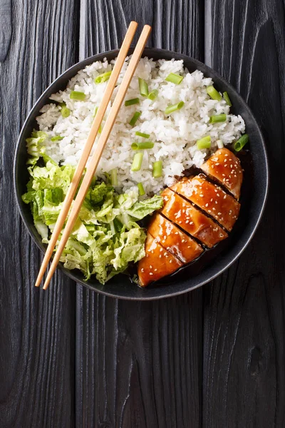 ご飯と新鮮なサラダをクローズアップした日本のチキン照り焼き — ストック写真