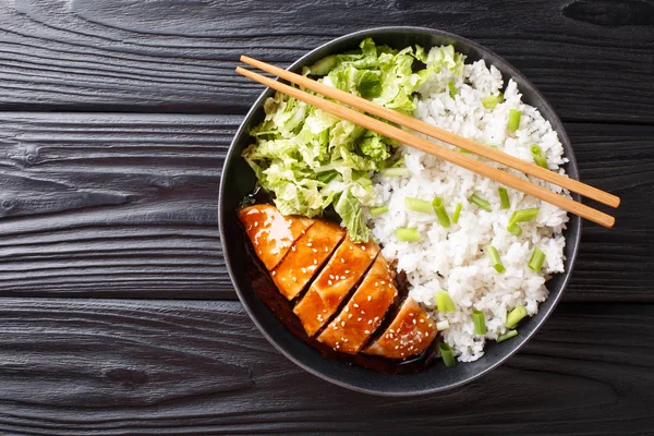 Kurczak teriyaki z ryżu dekorować i sałatka zbliżenie na talerzu — Zdjęcie stockowe