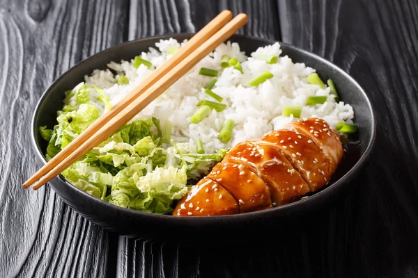 Pollo japonés teriyaki con arroz y ensalada fresca de cerca — Foto de Stock