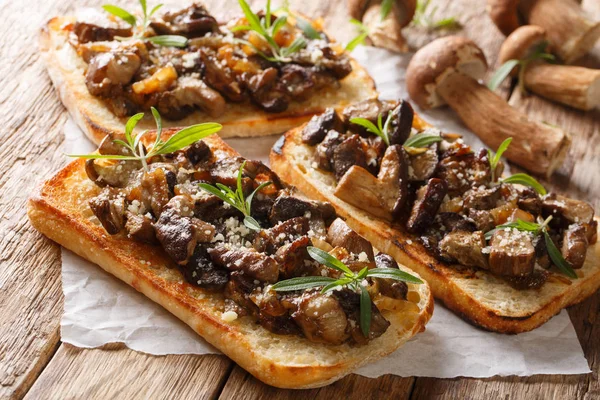 Итальянские домашние сэндвичи с жареными грибами и луком — стоковое фото