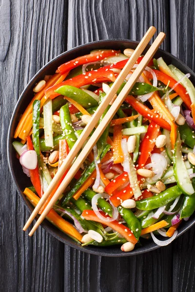 Китайский свежий овощной салат с кунжутом и арахисом крупным планом — стоковое фото