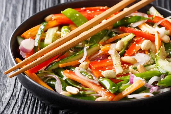 Ensalada de verduras de vitamina asiática con sésamo y cacahuetes de cerca o —  Fotos de Stock