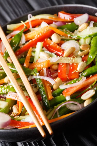 Ensalada de verduras vegetarianas con sésamo y cacahuetes de cerca en un — Foto de Stock