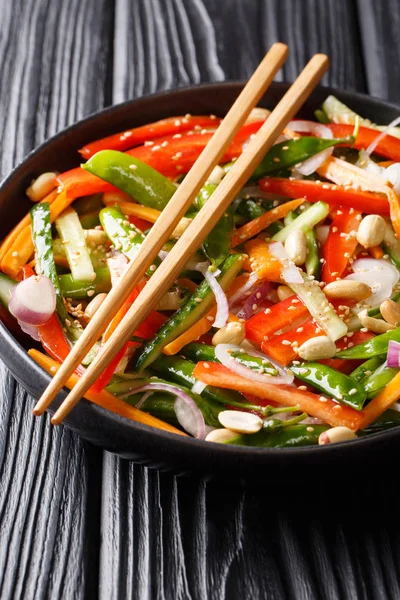 Susam ve fıstık yakın çekim o ile Çin taze sebze salatası