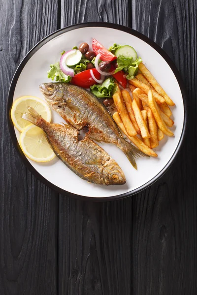 Tradizionale pesce salpa Sarpa fritta con limone e contorno di f — Foto Stock