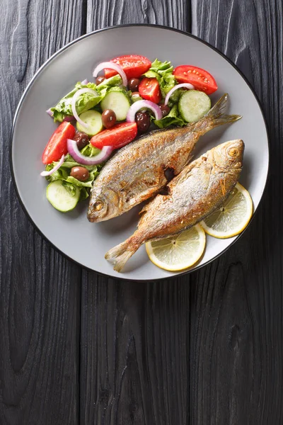 Fresh fried Sarpa salpa fish with summer vegetable salad  and le — Stock Photo, Image