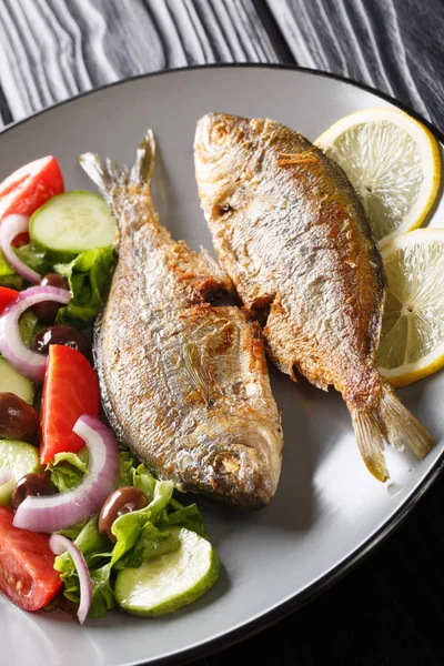 Delicious fried salpa fish with fresh vegetable salad close-up o — Stock Photo, Image
