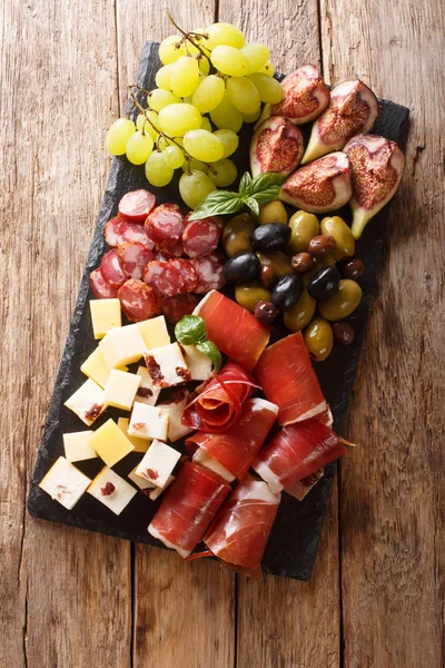 Antipasti italien au fromage, jambon de prosciutto, raisins, figues, sau — Photo