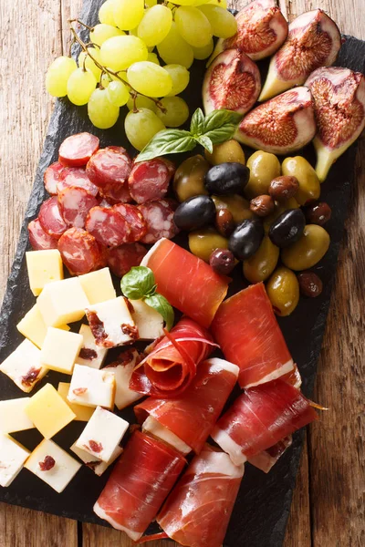 Snack méditerranéen de plateau de fromage, jambon de prosciutto, raisins, f — Photo