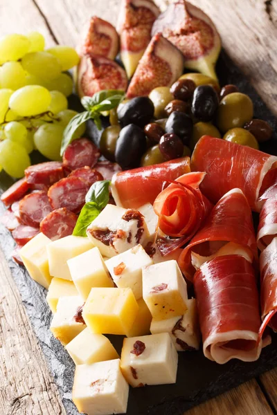 Antipasti italien au fromage, jambon de prosciutto, raisins, figues, sau — Photo