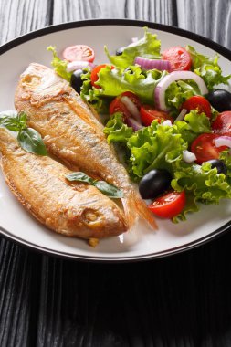 Lezzetli kızarmış pembe Dorado veya sebze s ile yaldız kafa çipura balık