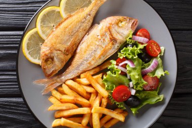 Taze yapılmış pembe Dorado balık ile patates kızartması, limon ve veGet