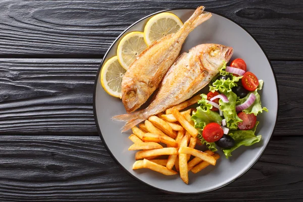 Portion of fried pink dorado fish with french fries and vegetabl — Stock Photo, Image