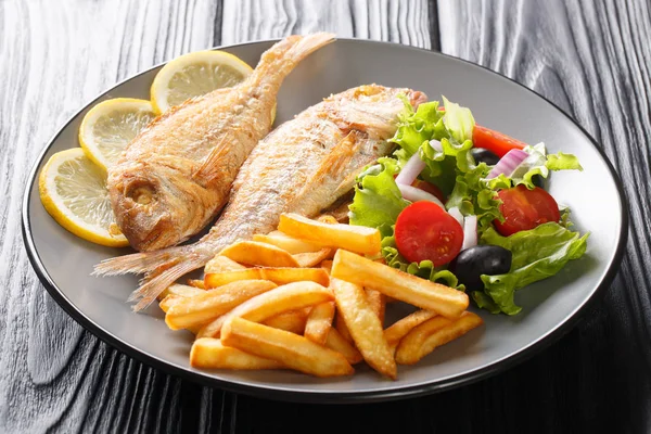 Fish menu fried pink dorado with french fries, lemon and vegetab — Stock Photo, Image