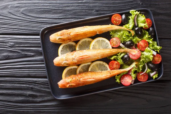 Mar Mediterrâneo assado gurnard peixe com sala de legumes frescos — Fotografia de Stock