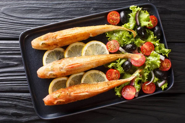 Triglidae torrado ou gurnard com salada de legumes frescos e lemo — Fotografia de Stock