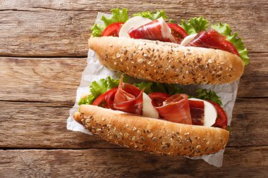 Taze prosciutto jambon sandviç, mozzarella peynir ve sebze