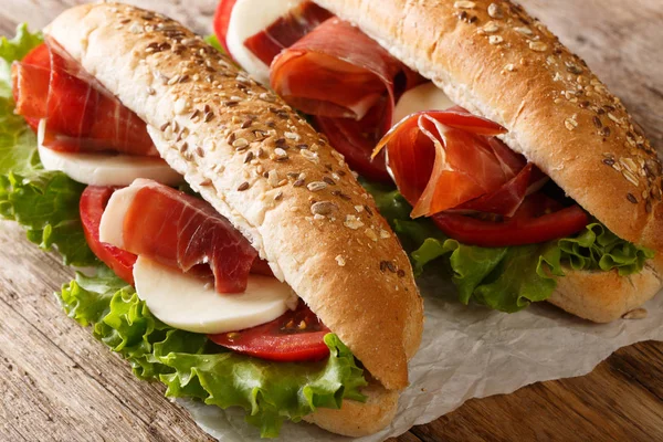Sandwiches mediterráneos con jamón, queso mozzarella, tomates —  Fotos de Stock