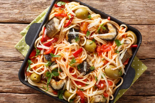 Fischspaghetti mit gebratenem Aal, Oliven, Paprika und Tomatensauce — Stockfoto