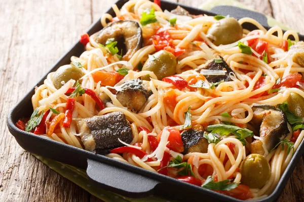 Fish spaghetti with fried eel, olives, pepper and tomato sauce c — Stock Photo, Image