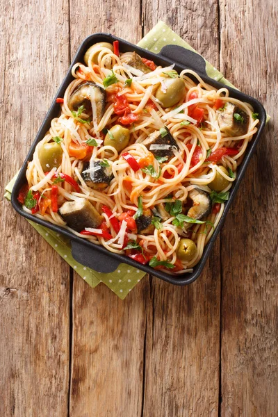 Pasta italiana con anguilla, olive, pepe e salsa di pomodoro primo piano — Foto Stock