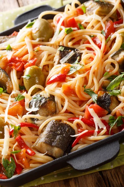 Spaghetti mit Aal, Oliven und Tomatensauce in Nahaufnahme auf einem Teller. — Stockfoto