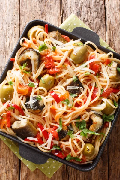 Fischspaghetti mit gebratenem Aal, Oliven, Paprika und Tomatensauce — Stockfoto