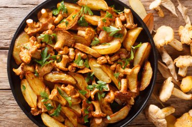 Sarımsak, maydanoz ve chanterelles yakın-up ile kızarmış patates