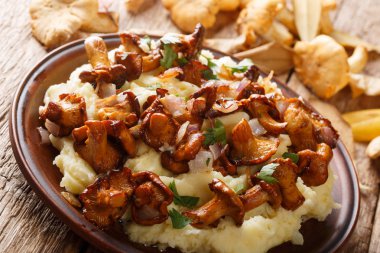 Geleneksel patates püresi, kızarmış chanterelles, soğan ve 