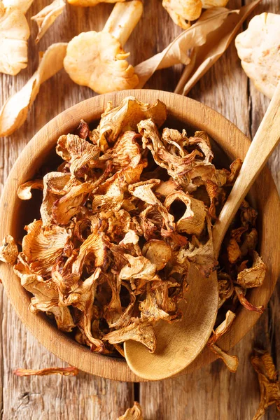 Biologische gedroogde Chanterelle bos paddestoelen close-up op in een houten — Stockfoto