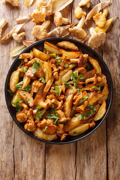 Delicious fried potatoes with chanterelles close-up on a plate. — Stock Photo, Image