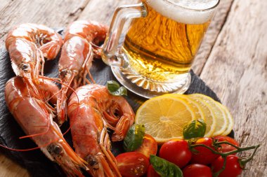 Hafif bira, limon ve domates yakın lezzetli Kral karidesler-