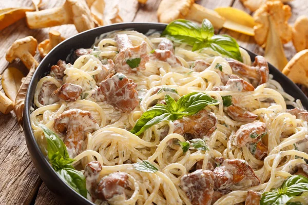 Traditionelle Spaghetti mit frittierten Pfifferlingen in einer cremigen — Stockfoto