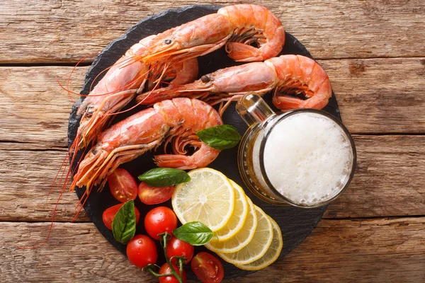 Snack alla birra deliziosi gamberetti, limone e pomodori primo piano su un — Foto Stock