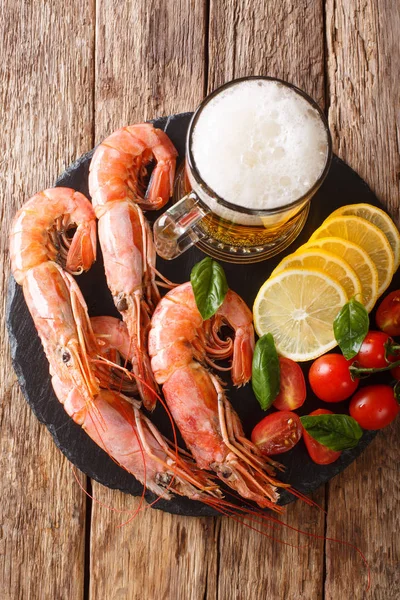 Snack to beer delicious shrimp, lemon and tomatoes close-up on a — Stock Photo, Image