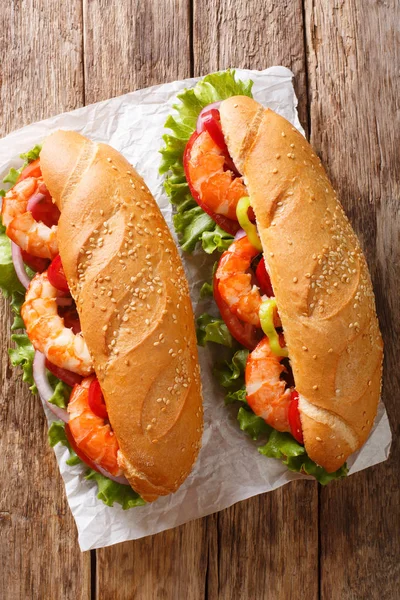 Verse sandwich met gamba's, groenten close-up op parchmen — Stockfoto