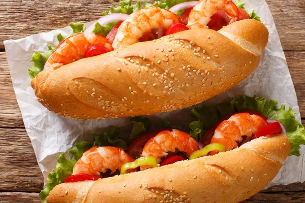 Zdravé sendviče s krevety, letní zelenina v blízkosti — Stock fotografie