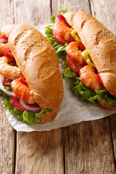 Frisches Sandwich mit Riesengarnelen, Gemüse aus nächster Nähe auf Pergament — Stockfoto